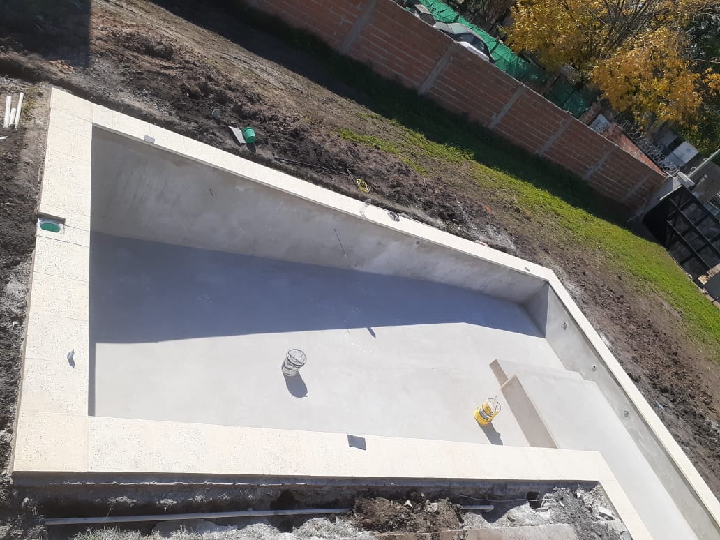 Piscina de 10x4.5m con amplia playa húmeda