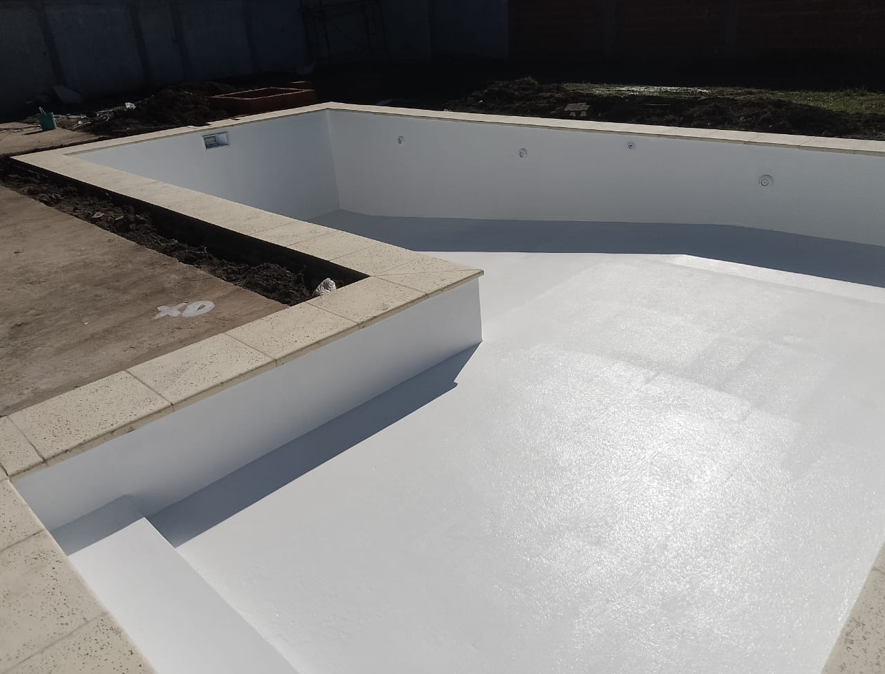 Piscina grande con área de relax