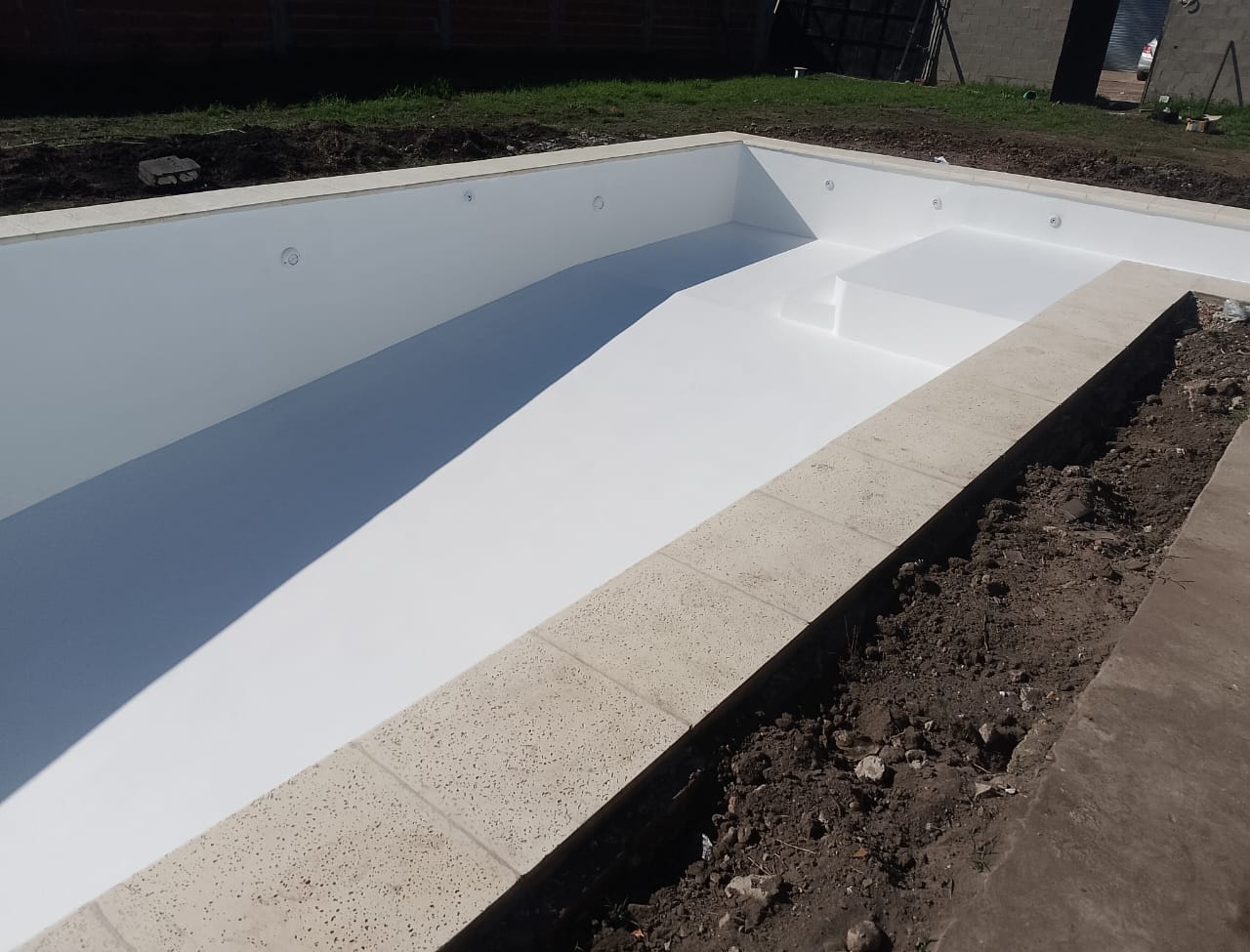 Vista de piscina con iluminación nocturna